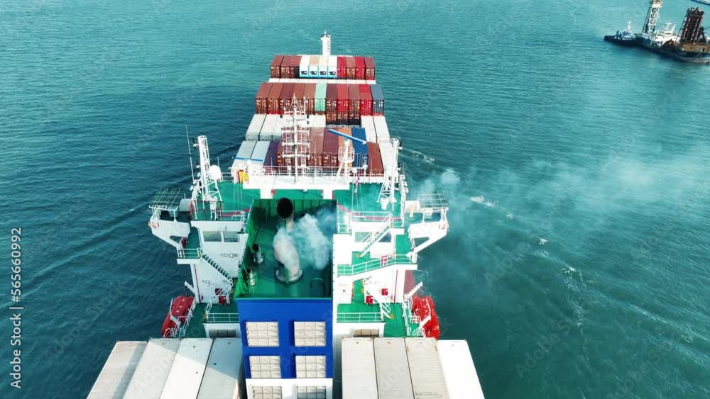 Vidéo Stock Smoke exhaust gas emissions from cargo lagre ship container