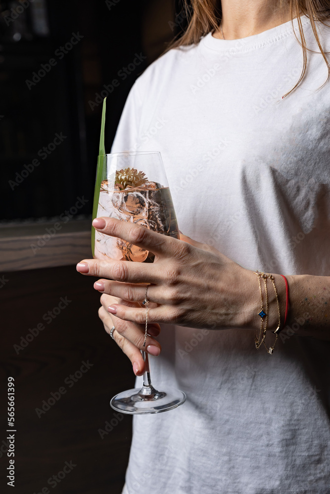 Obraz premium the bartender prepares a delicious alcoholic cocktail 