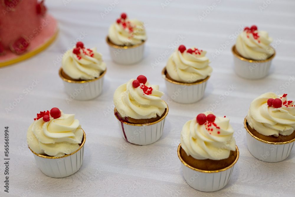 cupcakes with cream 