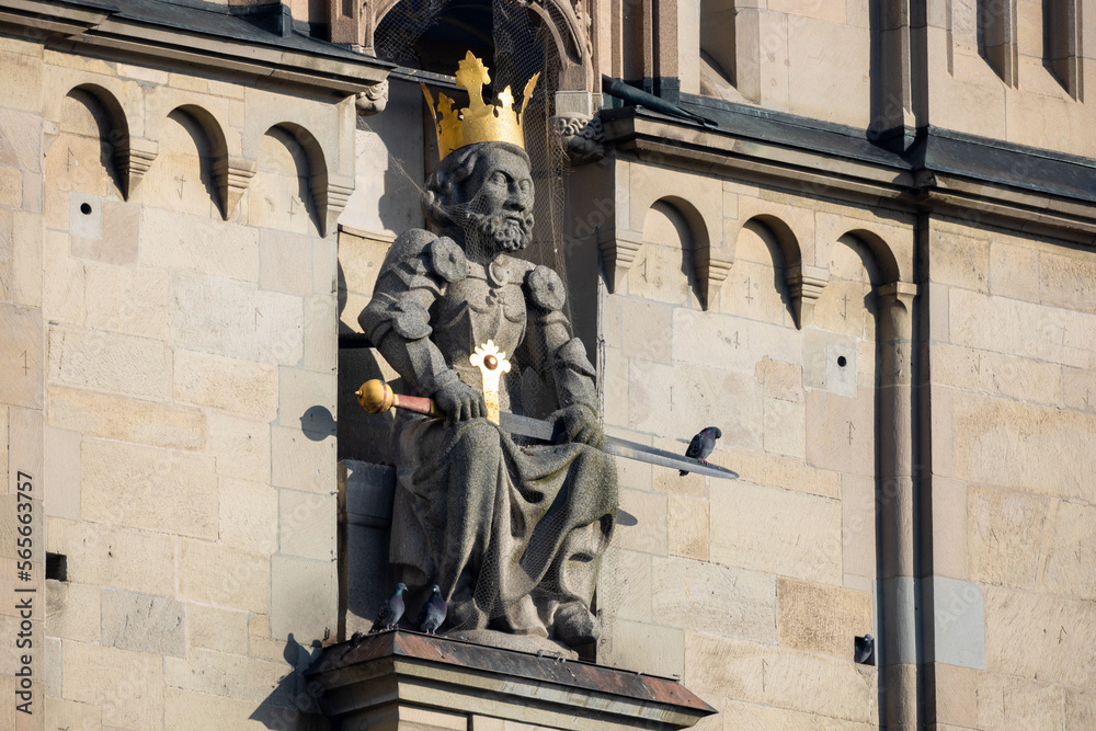 Naklejka premium Karl der Grosse, Statue am Turm der Kirche Grossmünster in Zürich