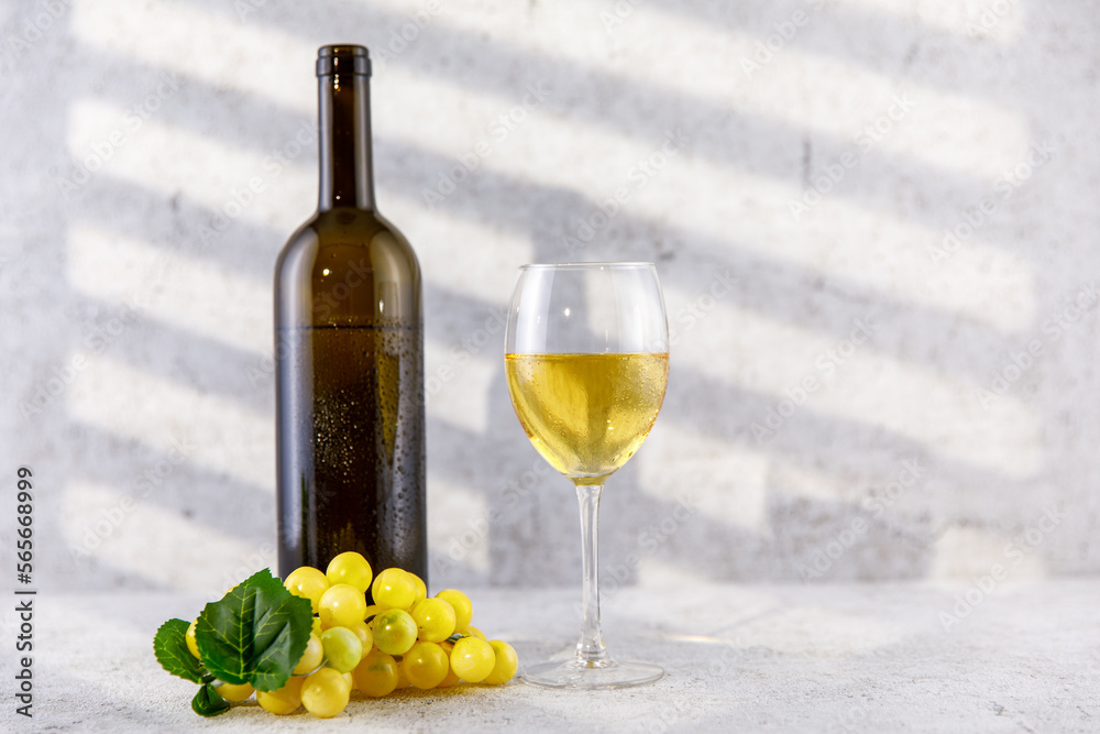 Obraz premium Weißwein im Glas