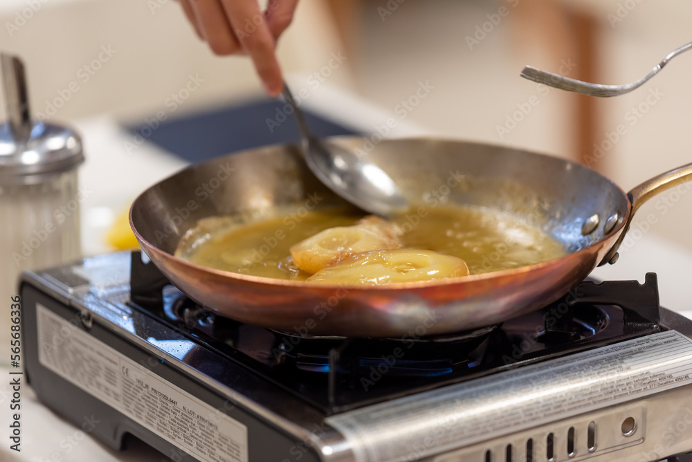 Poires flambées entrain de cuire dans une poêle, gros plan Poires flambées entrain de cuire dans une poêle, gros plan
