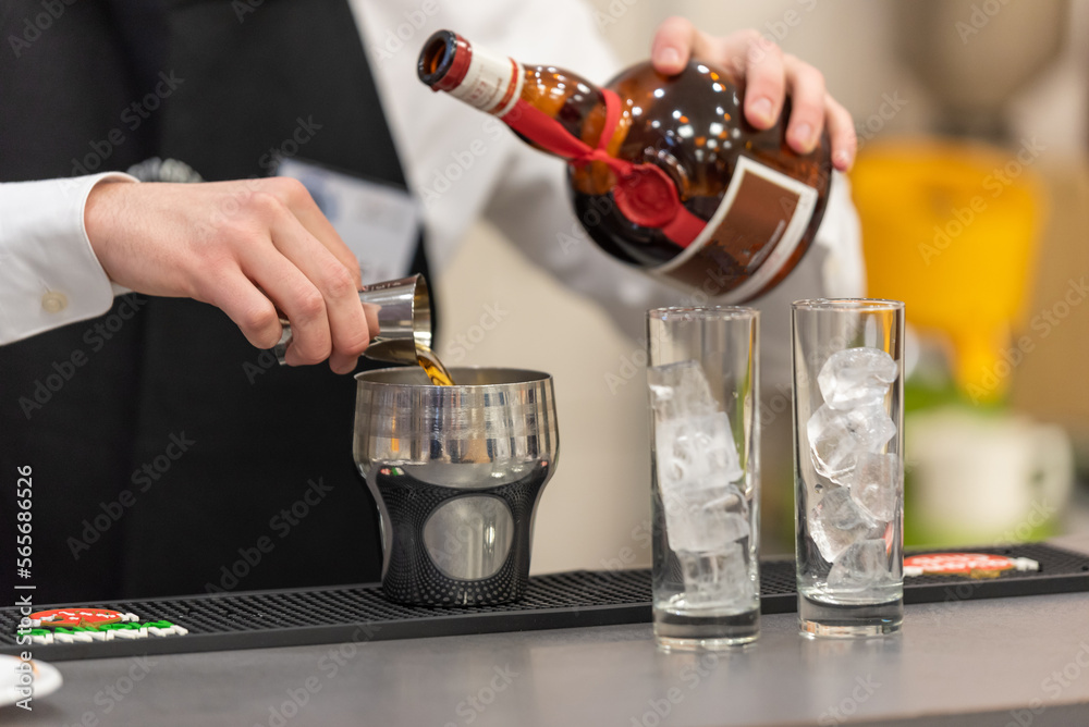 Φωτογραφία Préparation cocktail barman avec liqueur orange gros plan