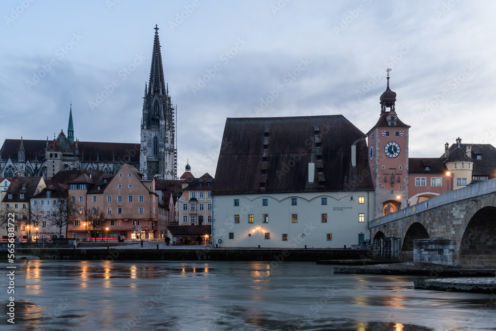 Fototapeta premium Steinerne Brück in Regensburg im Winter