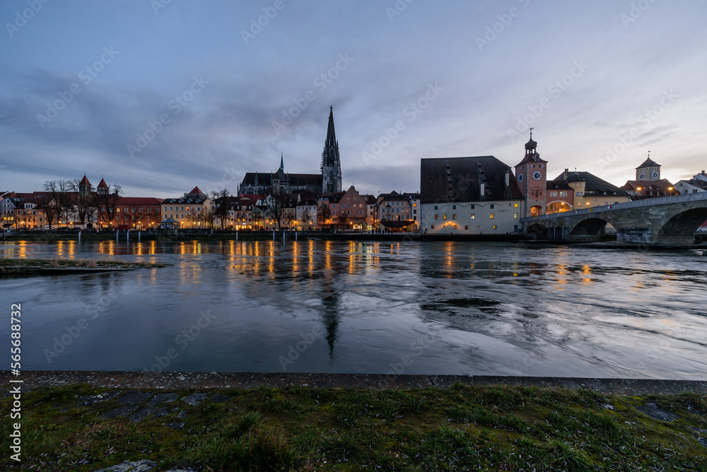 Fototapeta premium Steinerne Brück in Regensburg im Winter