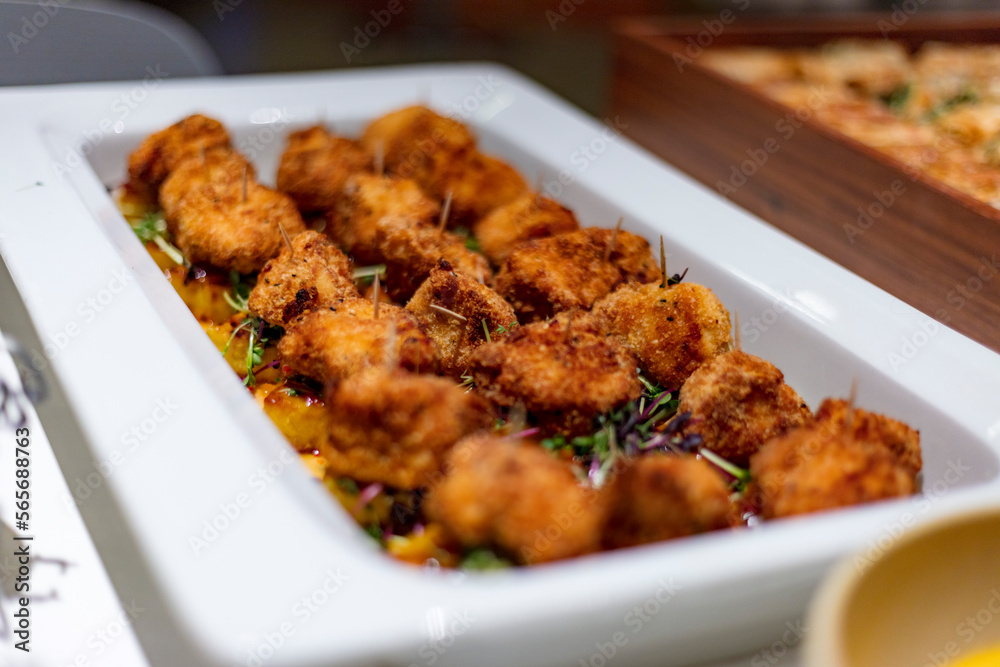 Panierte Hühnerbrust mit Gemüse; Catering-Buffet; Panierte Hühnerbrust mit Gemüse; Catering-Buffet;