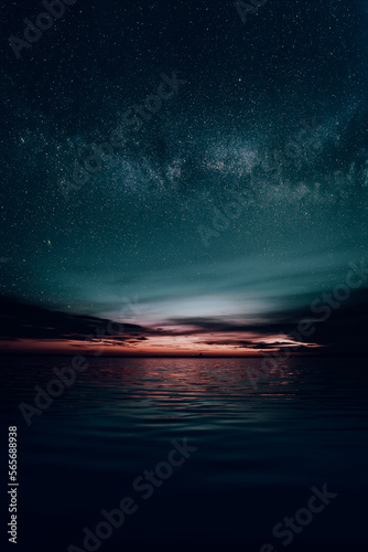 Ciel étoilé au bord d'un lac