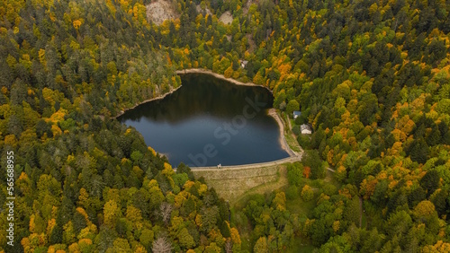 Schilderij op canvas Le lac du Schiessrothried dans le Massif des Vosges - Vallée de Munster et de la