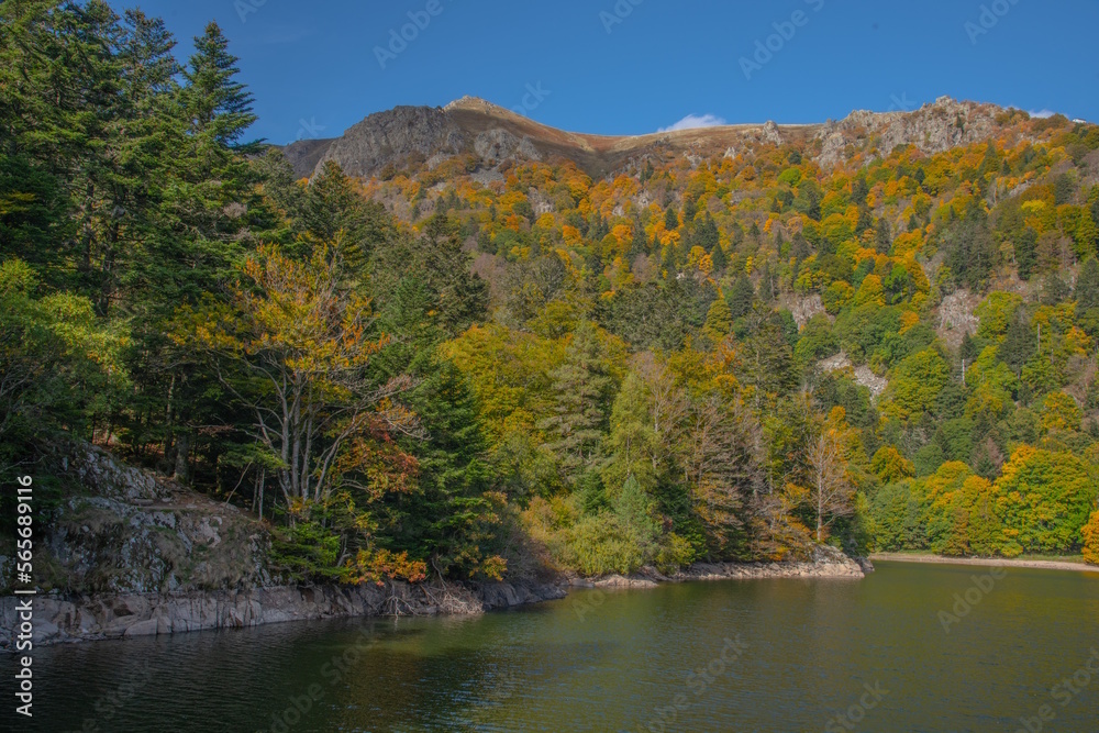 Le lac du Schiessrothried dans le Massif des Vosges - Vallée de Munster et de la Wormsa Le lac du Schiessrothried dans le Massif des Vosges - Vallée de Munster et de la Wormsa