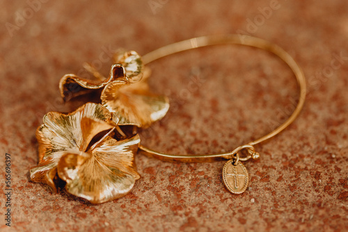 Bracelet et boucles d'oreilles en or
