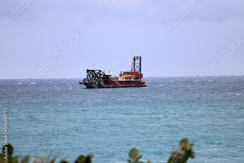 Εκτύπωση καμβά A salt water dredge is setting up offshore to dredge sand from the ocean floor off Singer Island, Florida