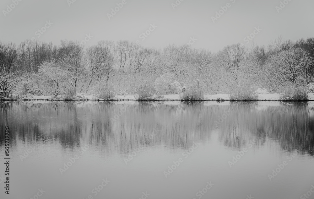 Rzeka i las podczas zimy, mocna ekspozycja