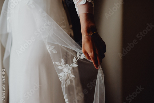 La mariée jouant avec le voile de sa robe