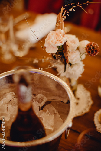 Bouquet de fleurs et décorant la table de mariage photo
