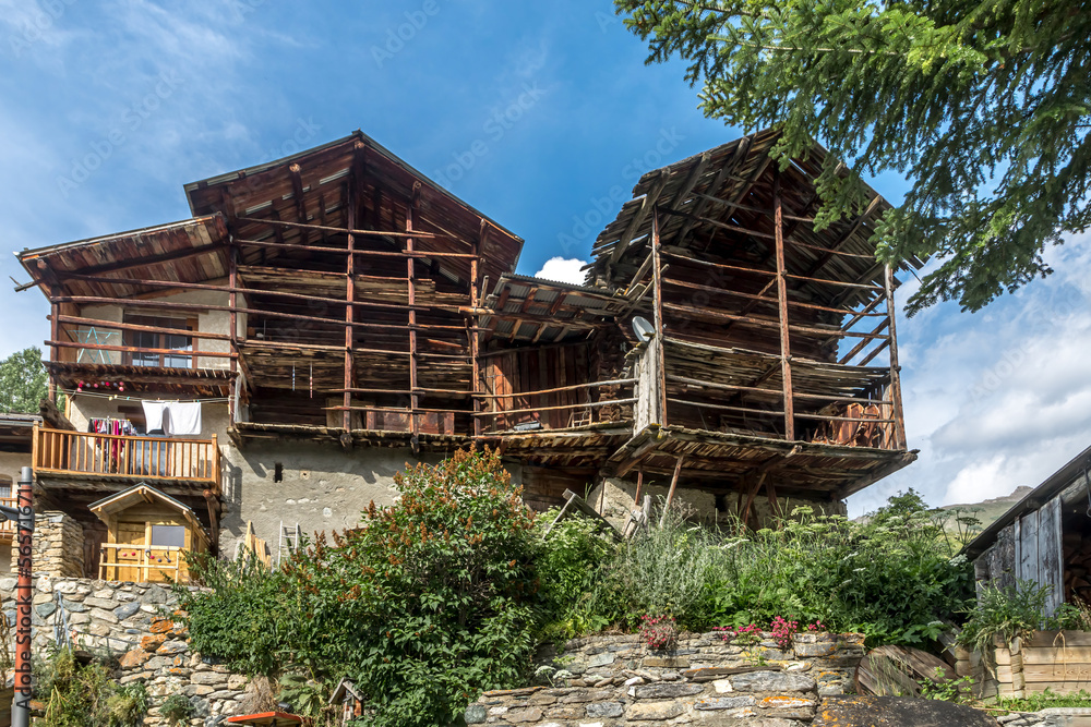 Maison traditionnelle à fuste , Village de Saint -Véran en été  , Massif du Queyras . Hautes-Alpes