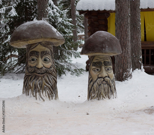 Fotografi Wooden figures of mushrooms in Veliky Ustyug Park