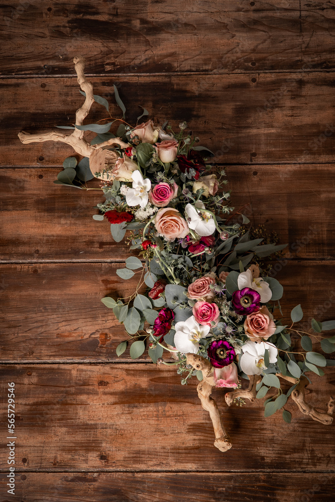 elegantes y lujosos centros de mesa y arreglos florales para boda con rosas y orquideas en troncos de manzano elegantes y lujosos centros de mesa y arreglos florales para boda con rosas y orquideas en troncos de manzano