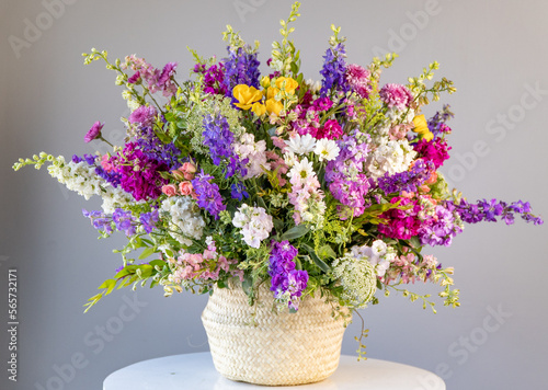 arreglo floral para el dia de las madres 10 de mayo en canasta artesanal tejida a mano con flores frescas de temporada, girasoles, rosas, margaritas