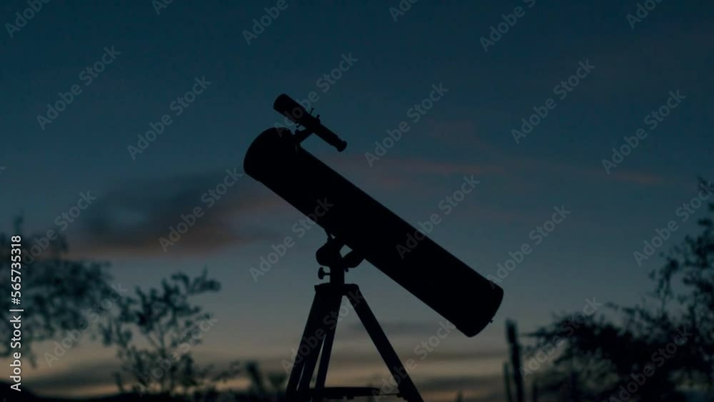 Un telescopio en el campo listo para usarse en una sesión de observación astronómica