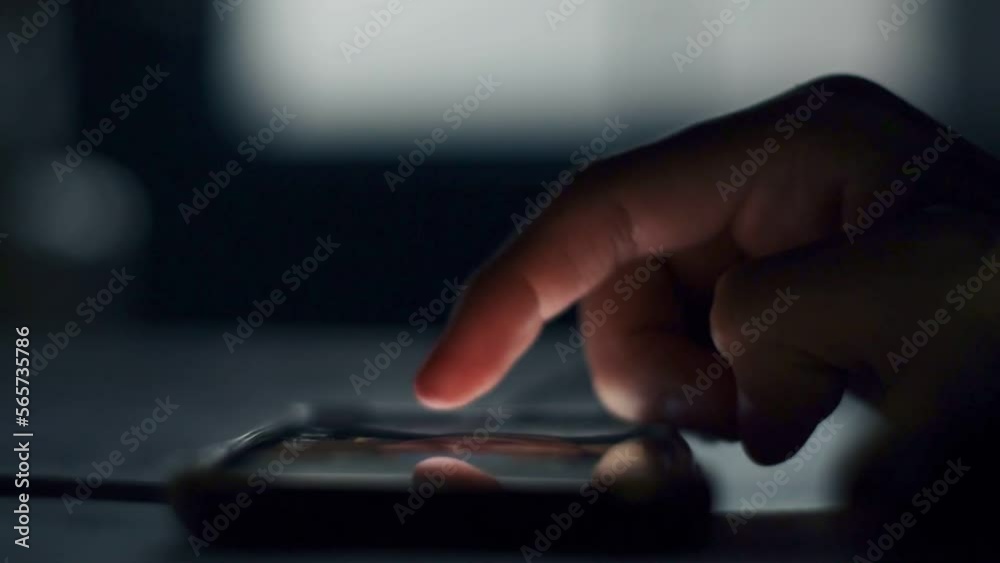 una mano deslizando sobre la pantalla de un celular