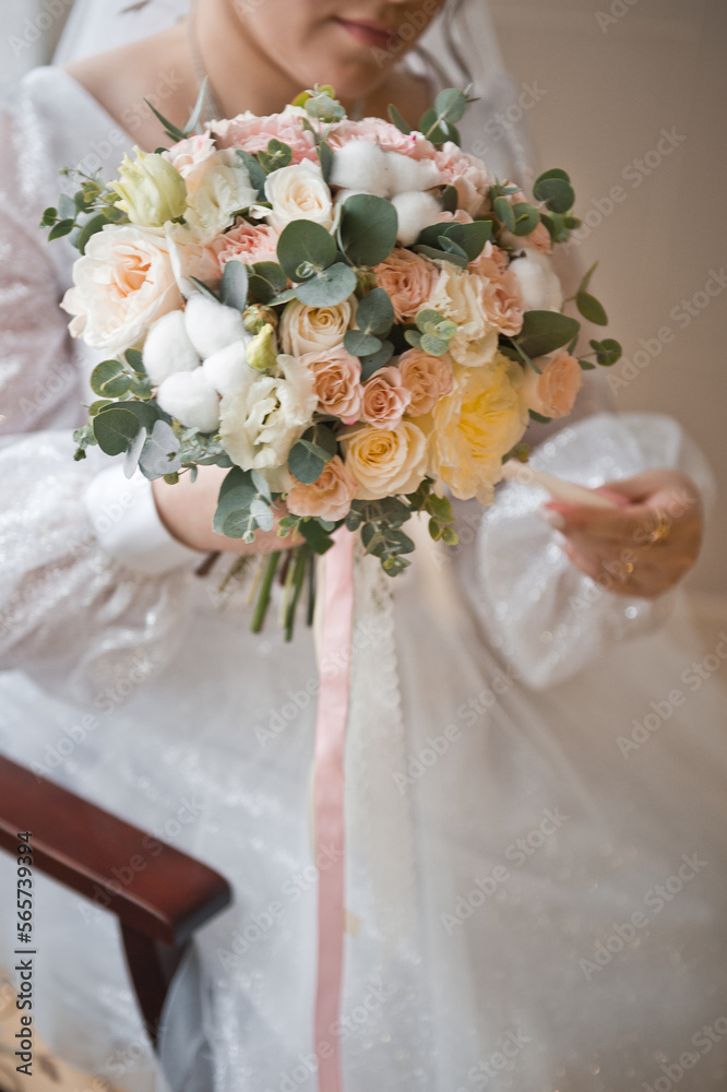 The bride is considering a delicate bouquet of multicolored roses 4357.