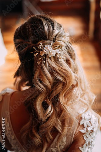 Wedding hairstyle from the background is a large photo 4356.