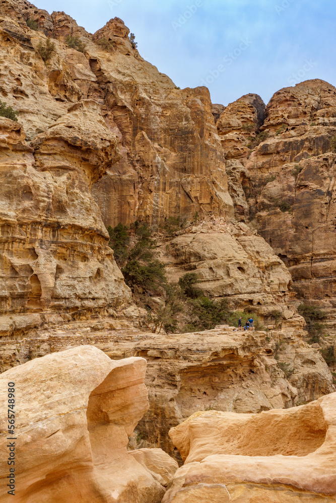 Turyści na punkcie widokowym masyw górski Dżabal asz-Szara Jordania