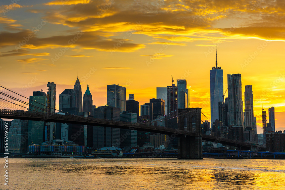 Fototapeta premium Brooklyn Bridge and Manhattan at sunset