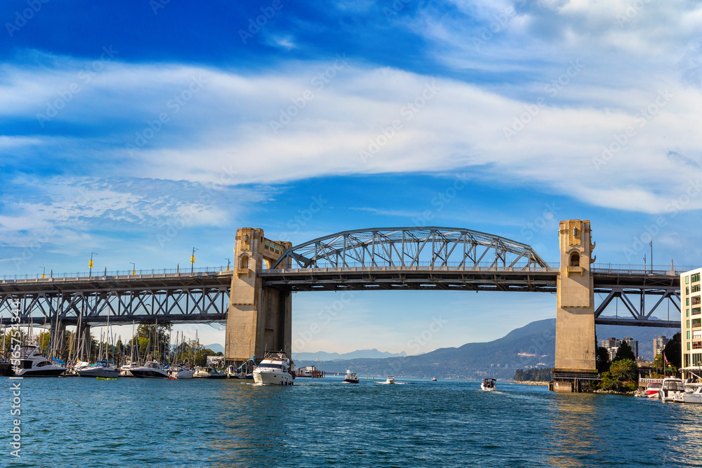 Naklejka premium Burrard Street Bridge in Vancouver
