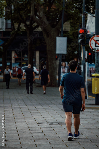 hombre joven caminando por la ciudad