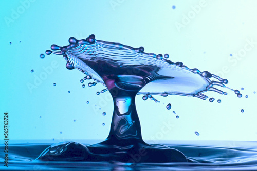 Tropfen aus Wasser bilden Skulptur