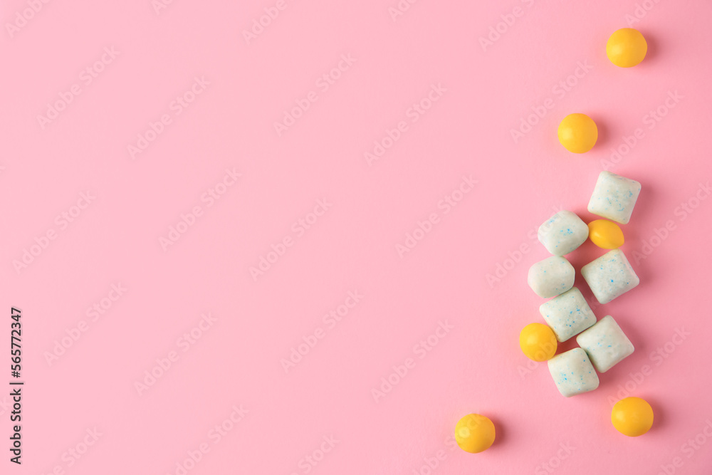 Obraz premium Different tasty chewing gums on pink background, flat lay. Space for text