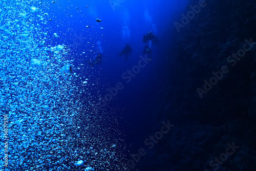 group of divers depth bubbles dive