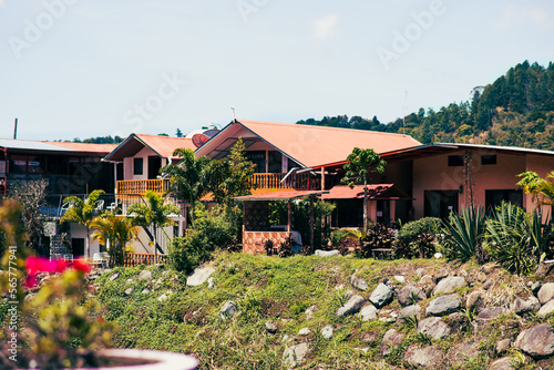 cabañas a la orilla del rio con flora a su alrededor 
