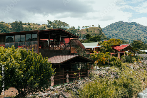 cabaña de madera en el bosque a la orilla del rio 