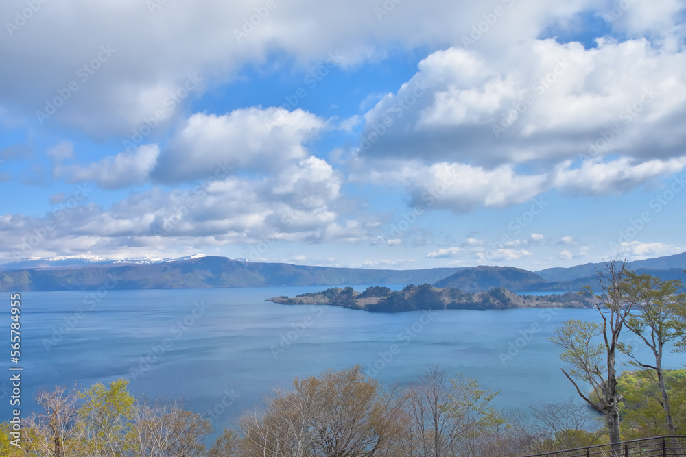 青森　青空と新緑の十和田湖