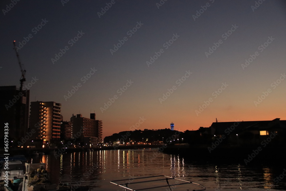 日没後の境川河口付近のマンションと江ノ島のシルエット風景