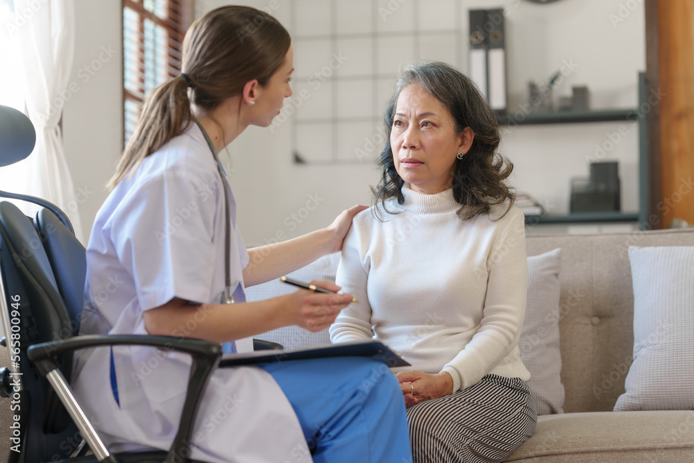 Female nurses give advice to patients with osteoarthritis and knee pain and educate them on health care, knee osteoarthritis, and getting enough rest. Female nurses give advice to patients with osteoarthritis and knee pain and educate them on health care, knee osteoarthritis, and getting enough rest.
