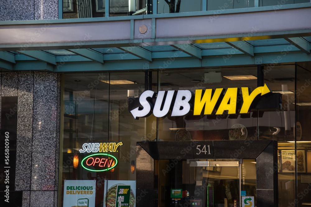 Foto de Vancouver, CANADA Jan 28 2023 Storefront of Subway in