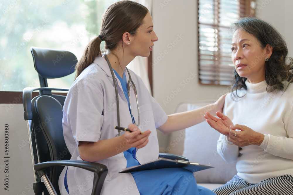 Obraz premium Female nurses give advice to patients with osteoarthritis and knee pain and educate them on health care, knee osteoarthritis, and getting enough rest.