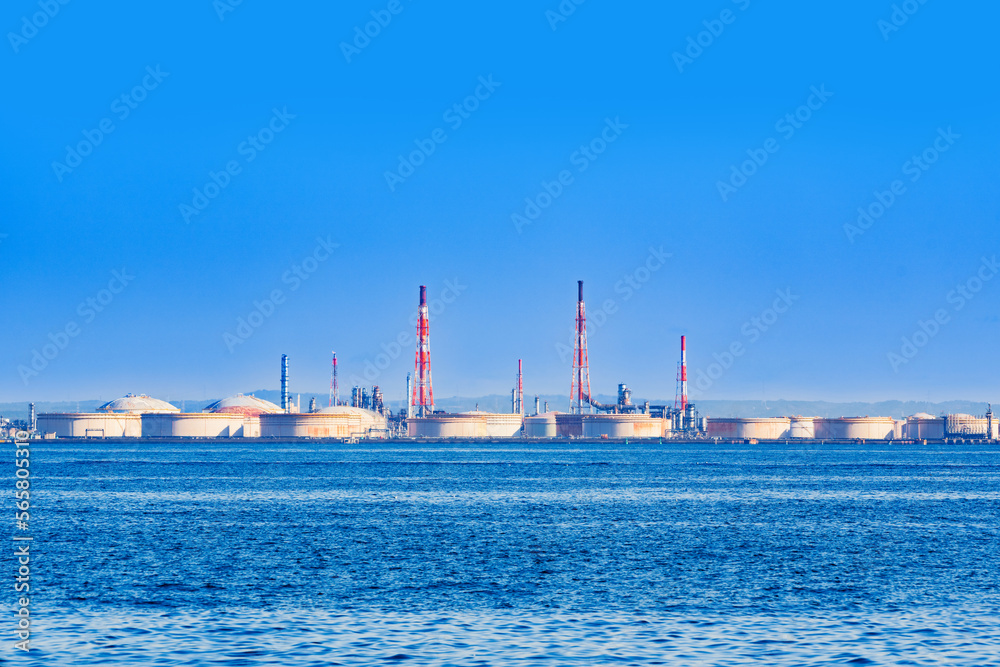 石油備蓄タンク が立ち並ぶ 東京湾 の 沿岸 【 エネルギー の イメージ 】