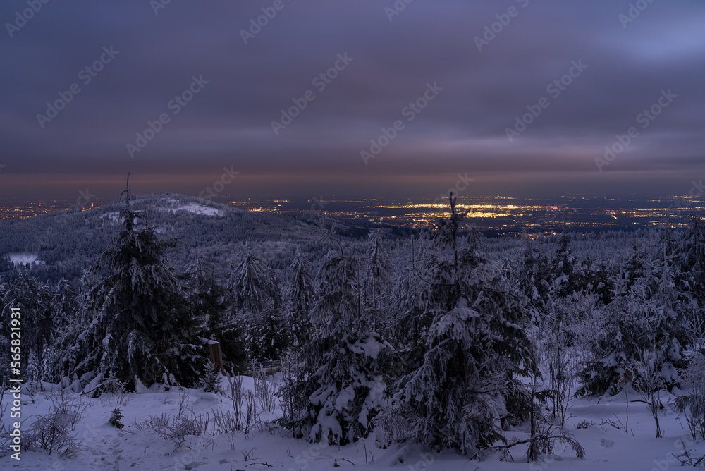 Blick vom Großen Feldberg auf den Gipfel des Altkönig im Taunus Blick vom Großen Feldberg auf den Gipfel des Altkönig im Taunus