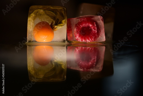 Cuadro en lienzo Raspberry and Ground Cherries in Ice