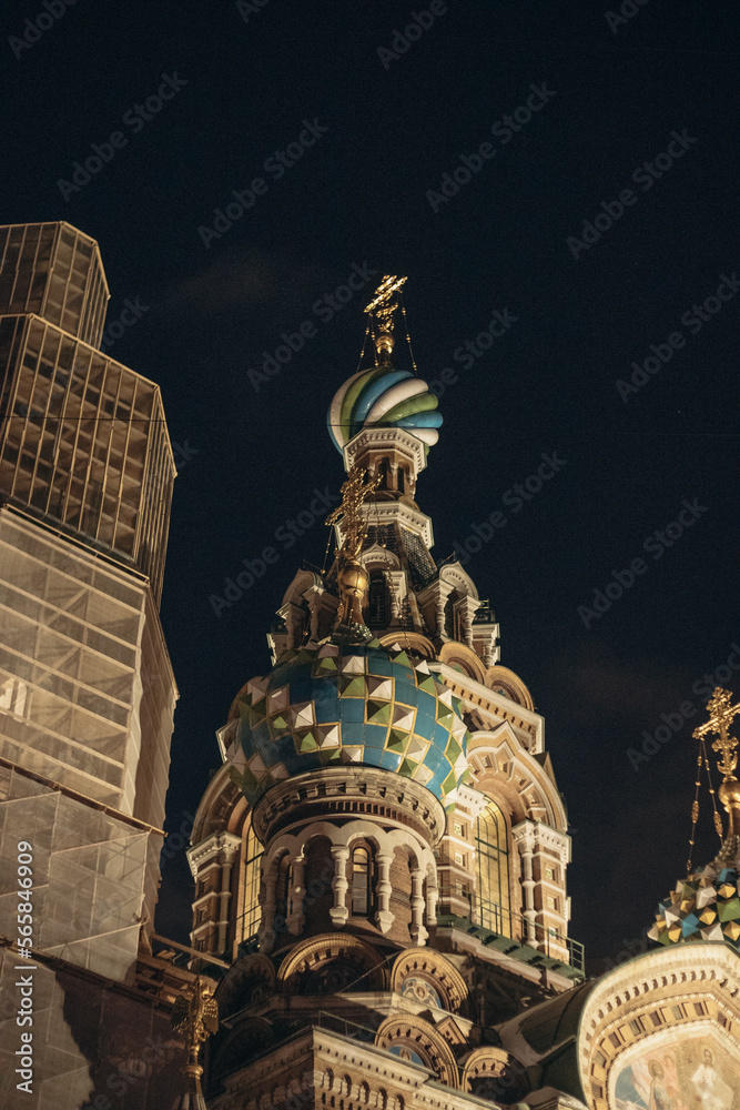 Obraz premium Orthodox church in the city in the night lights.