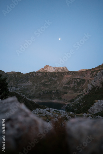 Paisaje asturiano de montañas de somiedo en los lagos de saliencia 