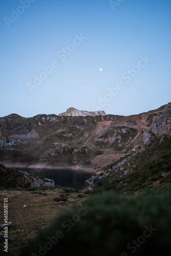 Paisaje asturiano de montañas de somiedo en los lagos de saliencia © Tomas