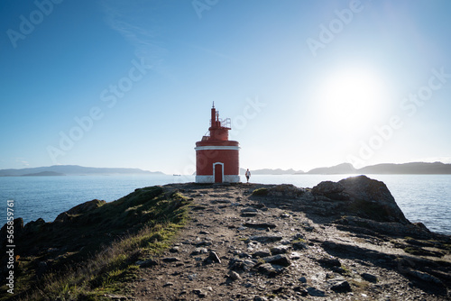 foto paisaje de faro rojo de cabo udra en galicia photo