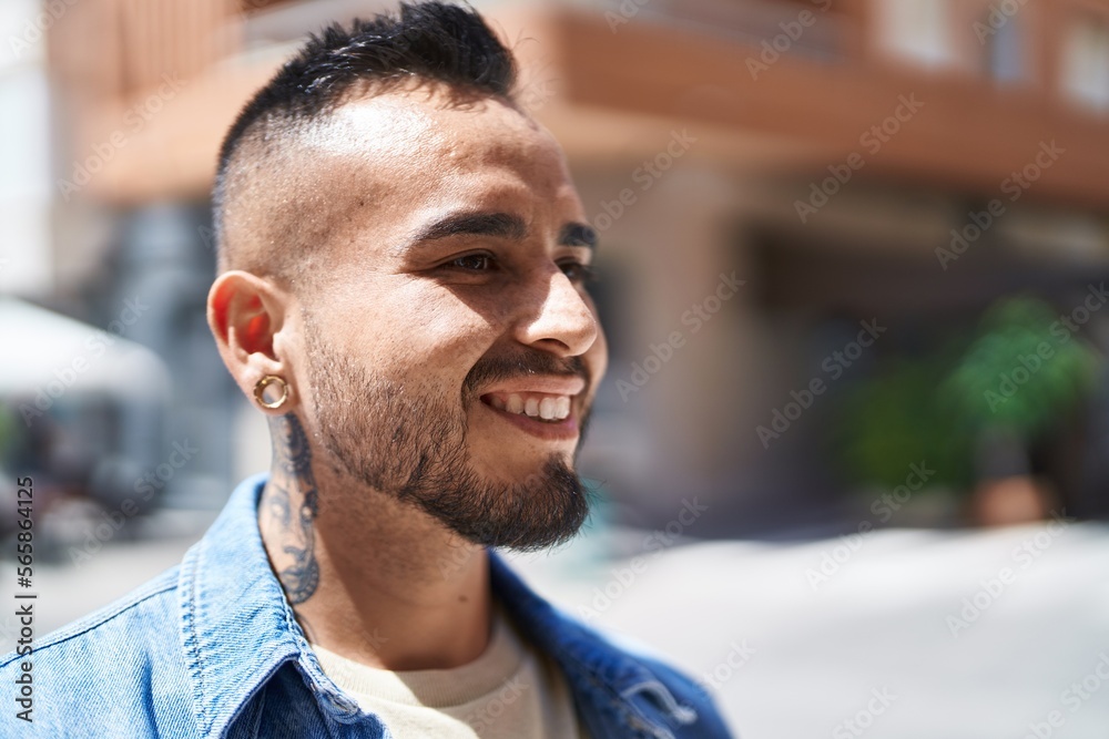Obraz premium Young hispanic man smiling confident pointing with fingers at street