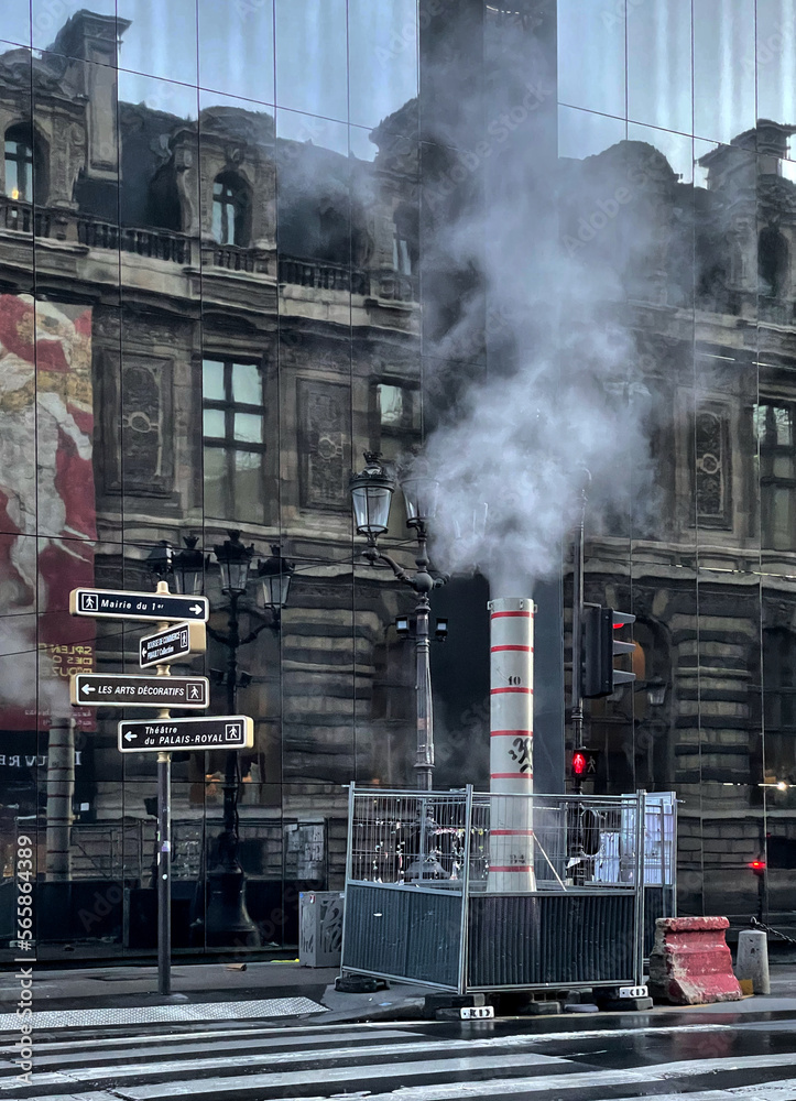Dampfende Baustelle an einer Straße an einem verregneten Morgen im 1. arrondissement, Paris, Frankreich