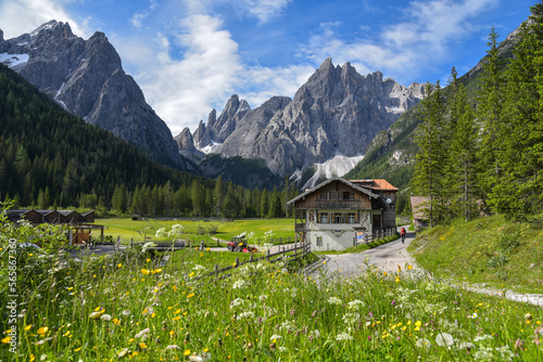 Alpen Kulisse in den Dolomiten / Südtirol